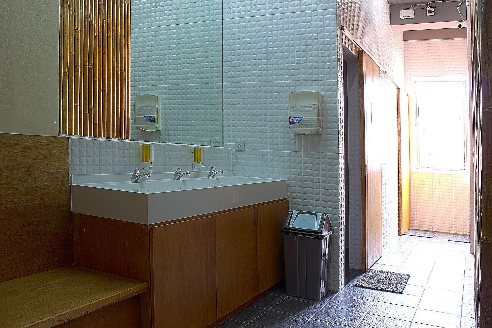 Teduh Hostel Kota Tua Джакарта Екстериор снимка