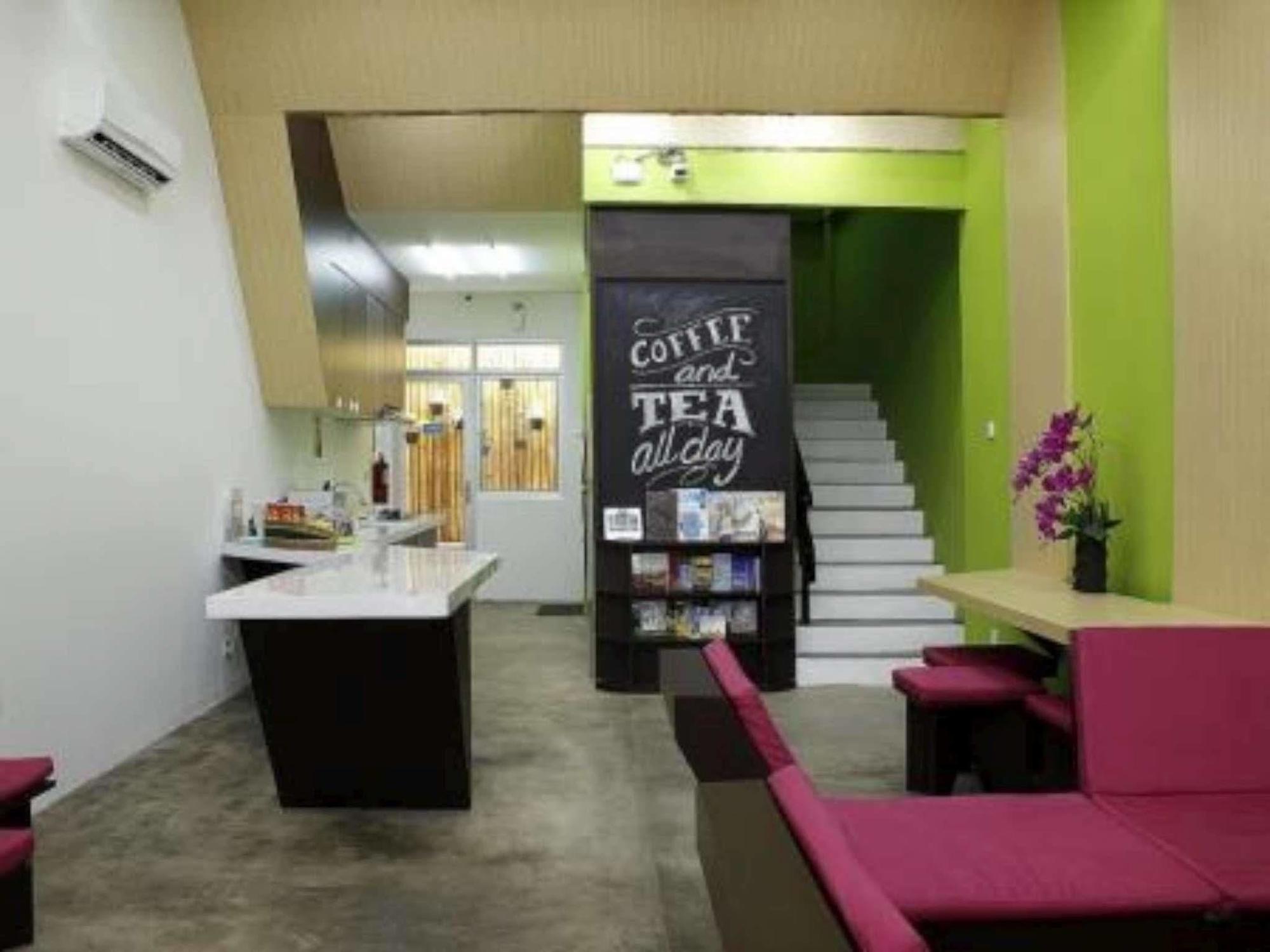 Teduh Hostel Kota Tua Джакарта Екстериор снимка