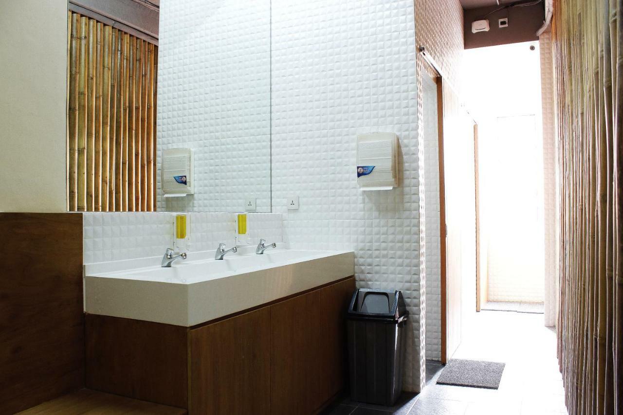 Teduh Hostel Kota Tua Джакарта Екстериор снимка