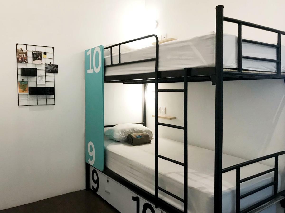Teduh Hostel Kota Tua Джакарта Хотелски Легла снимка